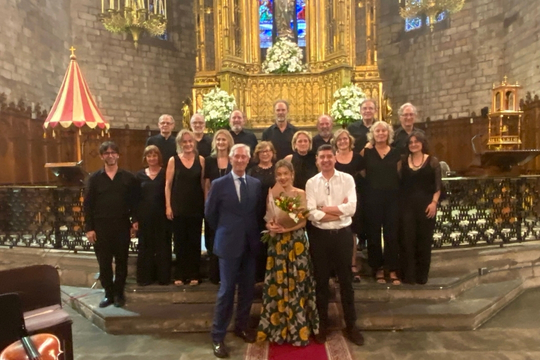 Miralles, presidente del Patronato, Joan Piñol, director general, Nerea, directora del coro, y los integrantes del Coro de Fundación Salud y Persona durante la actuación en la Basílica de la Puríssima Concepció de Barcelona.