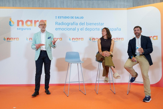 Miguel Ángel Martínez Ribó, director médico de Nara Seguros; Sara Sorribes, tenista profesional y medallista olímpica; y Javier Savín durante la presentación de la Radiografía del bienestar emocional y el deporte en España, un estudio elaborado por Nara Seguros que analiza el estado del bienestar psicológico en el ámbito deportivo.