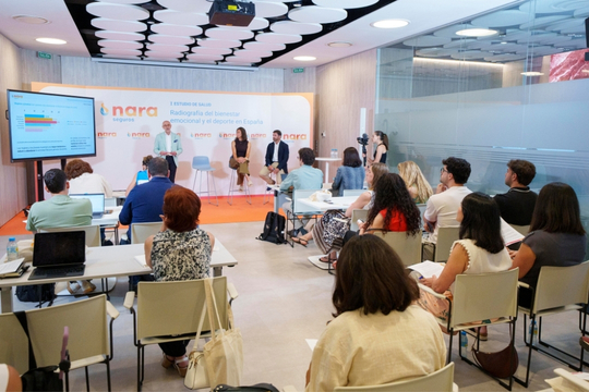 Imagen del público asistente junto a los ponentes durante la presentación de la Radiografía del bienestar emocional y el deporte en España, un estudio elaborado por Nara Seguros, en el que se muestra el auditorio durante el evento.