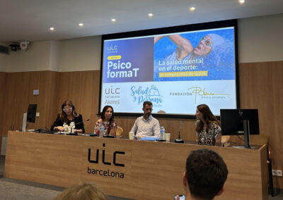 Imagen del mismo grupo de personas en un acto institucional: Lola Fernández Ochoa, Carme Bastida, Xero Gasol y Elena Pujals durante el encuentro sobre deporte y salud mental.