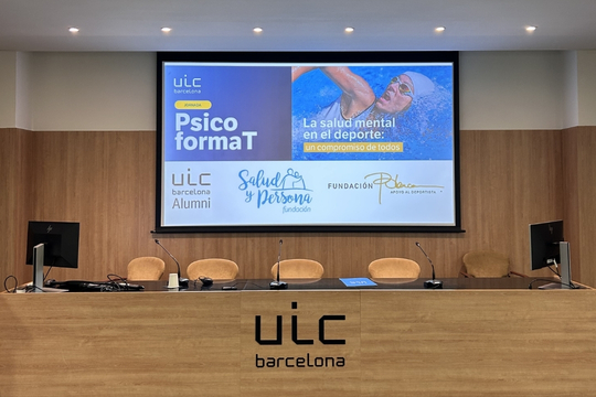 Imagen del espacio del evento con la gráfica visual del encuentro de fondo, dedicada a la salud mental en el deporte, durante la jornada celebrada en el Campus Iradier de UIC Barcelona.