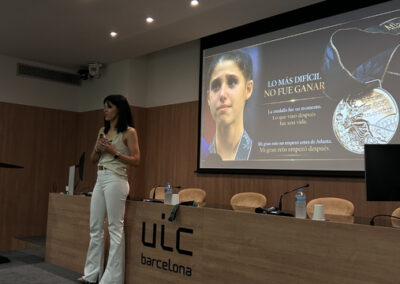 Tania Lamarca durante su intervención como ponente en la jornada sobre salud mental y deporte, dirigiéndose al público desde el escenario.