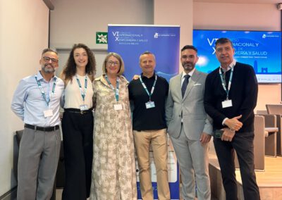 Joan Piñol junto a otros cinco participantes ante los carteles del VI Congreso Internacional y X Nacional de Enfermería y Salud.